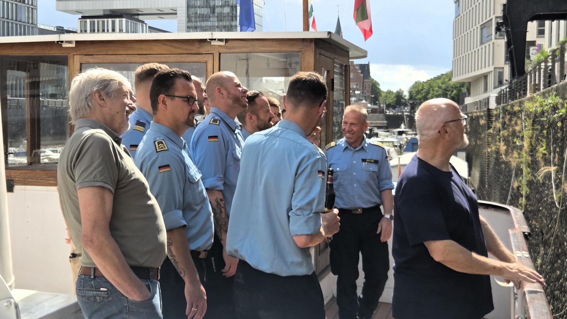 Eine Abordnung der Bundesmarine hilft dem Verein des historischen Ratsschiff MS STADT KÖLN beim Restaurieren dieses besonderen, schwimmenden Denkmals.