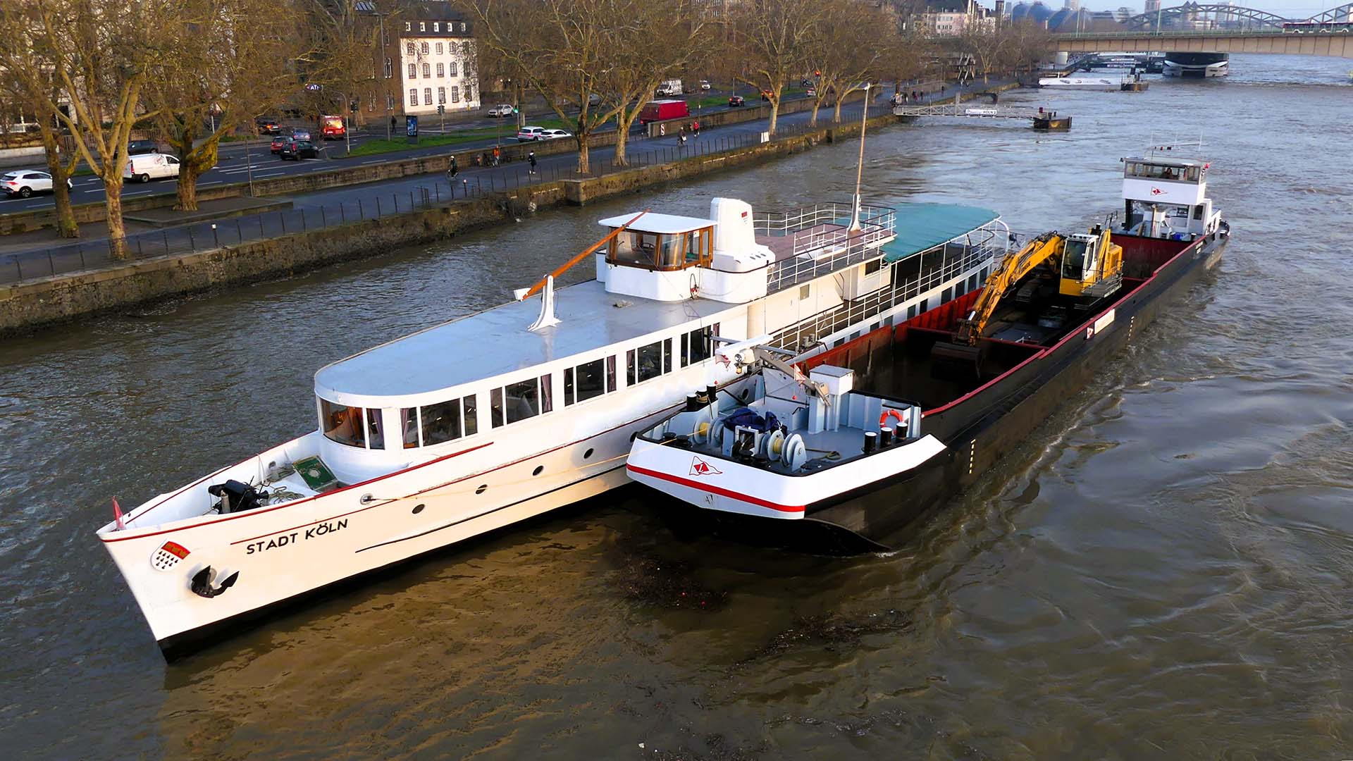 Histroisches Ratsschiff MS Stadt Köln auf dem Weg zurück in den Rheinauhafen