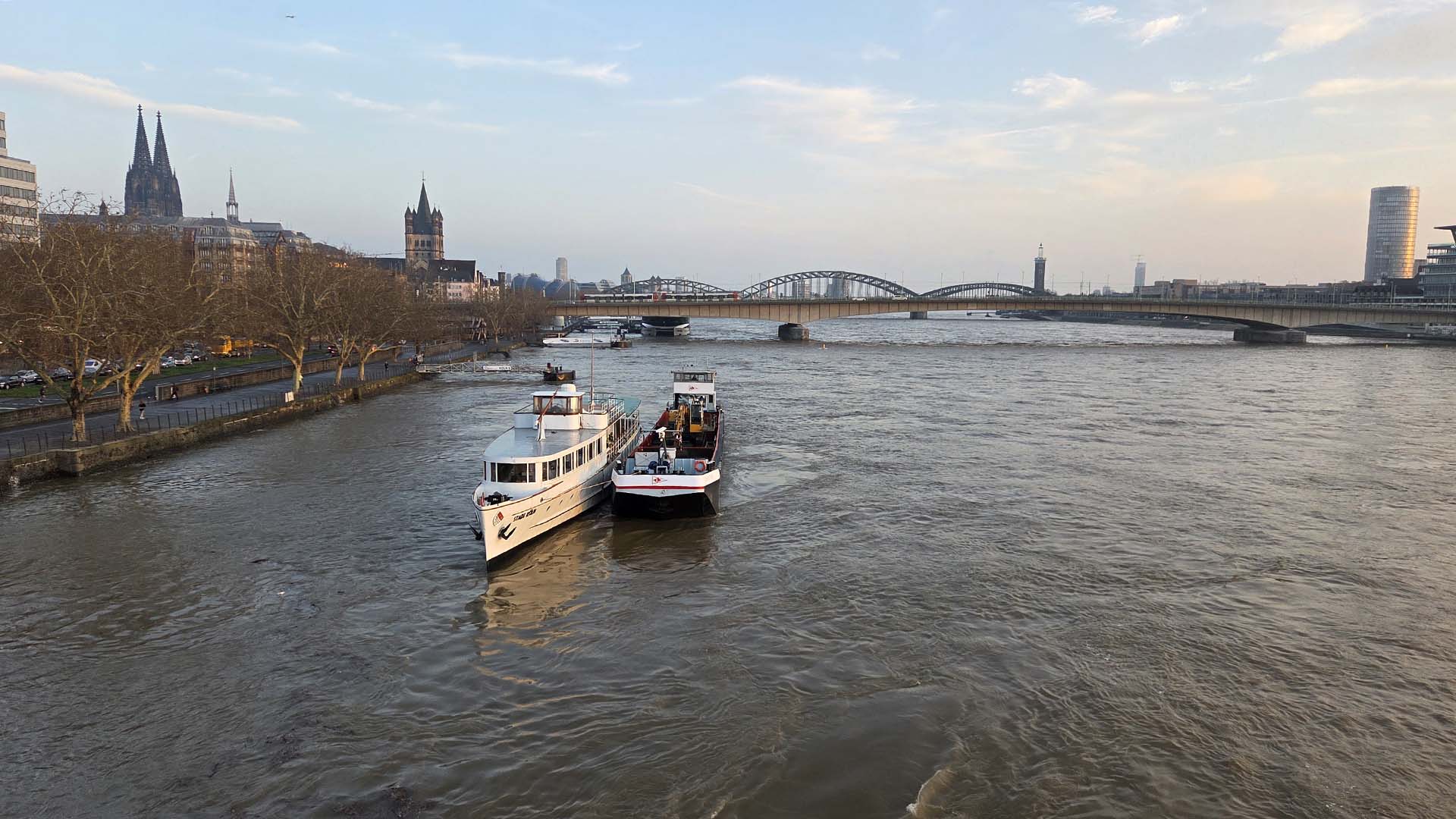 Histroisches Ratsschiff MS Stadt Köln auf dem Weg zurück in den Rheinauhafen