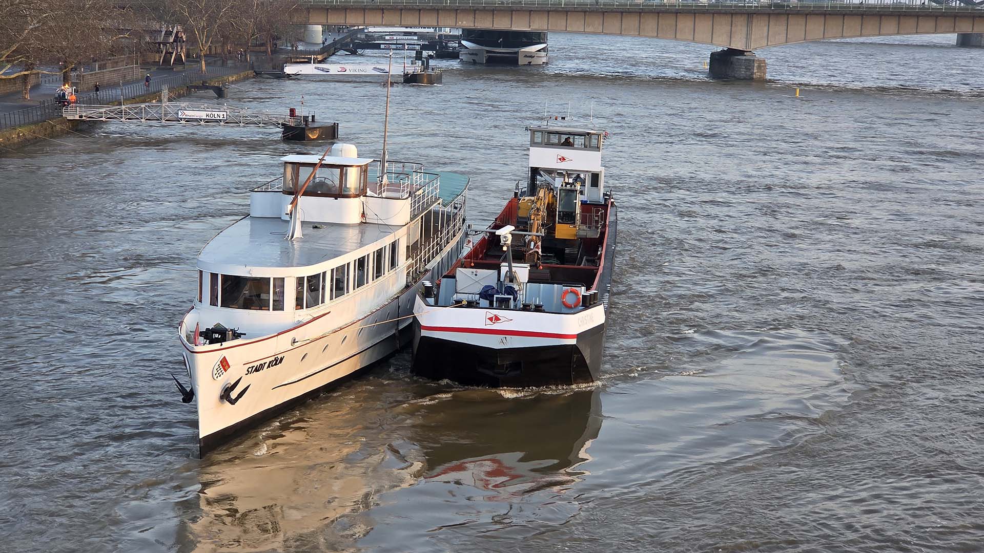 Histroisches Ratsschiff Köln auf dem Weg zurück in den Rheinauhafen
