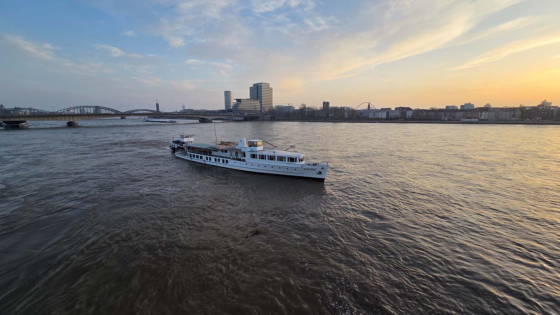 Histroisches Ratsschiff Köln auf dem Weg zurück in den Rheinauhafen