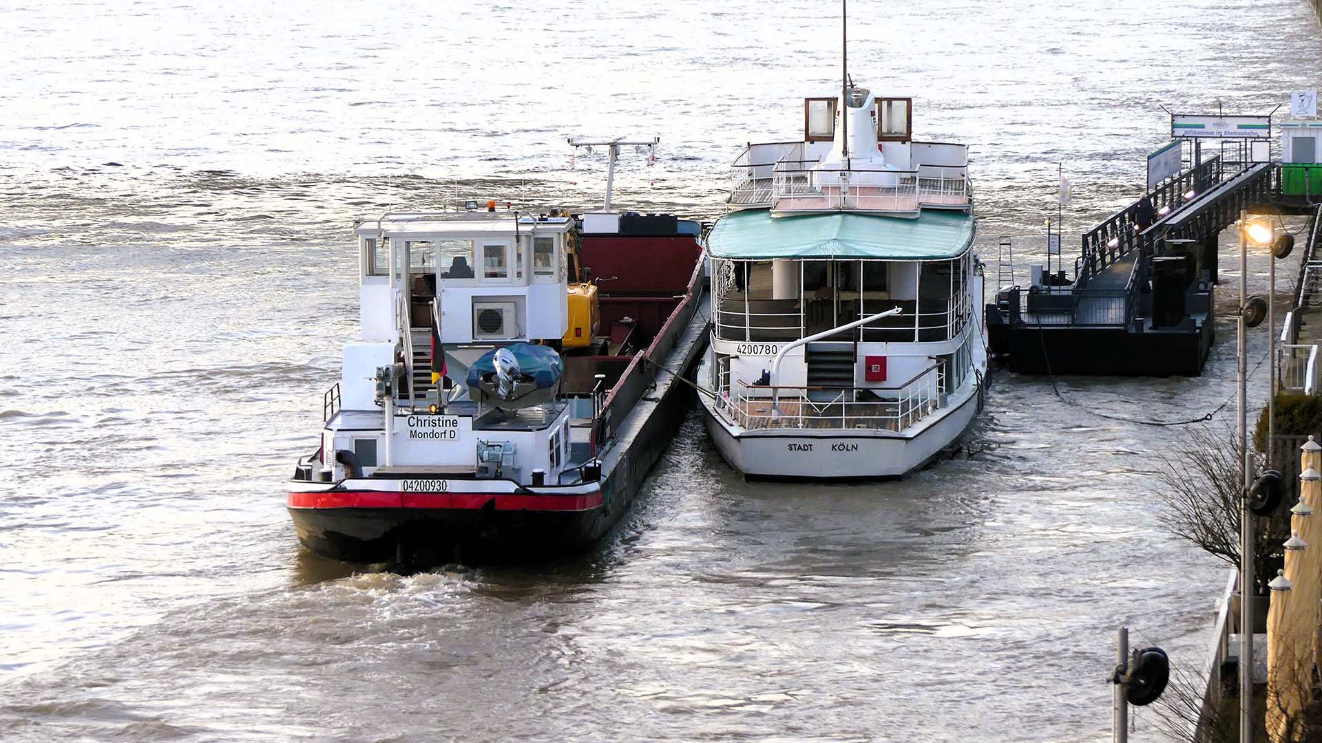 Histroisches Ratsschiff Köln auf dem Weg zurück in den Rheinauhafen